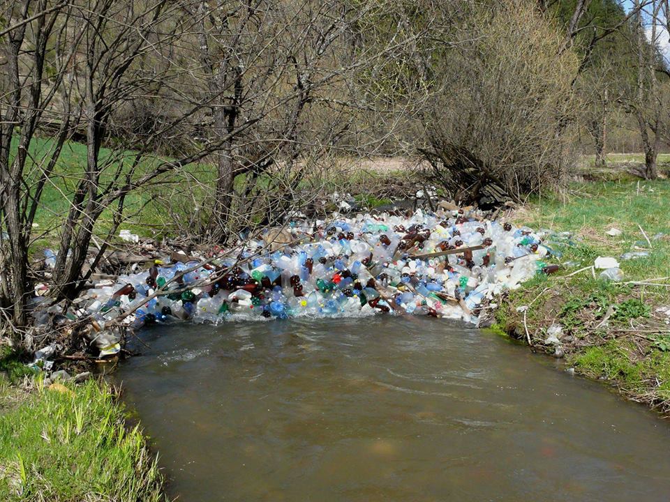 Peturi de plastic stationate temporar in drumul lor spre Delta Dunarii