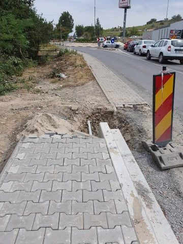 In realitate, avem un trotuar nou, in constructie care a ajuns in zona trotuarului vechi, care se desfiinteaza.