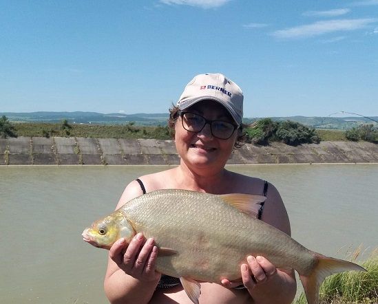 Doamna Laura Grigoras cu o platica de 2,6 kg prinsa pe canalul de fuga de la Racaciuni